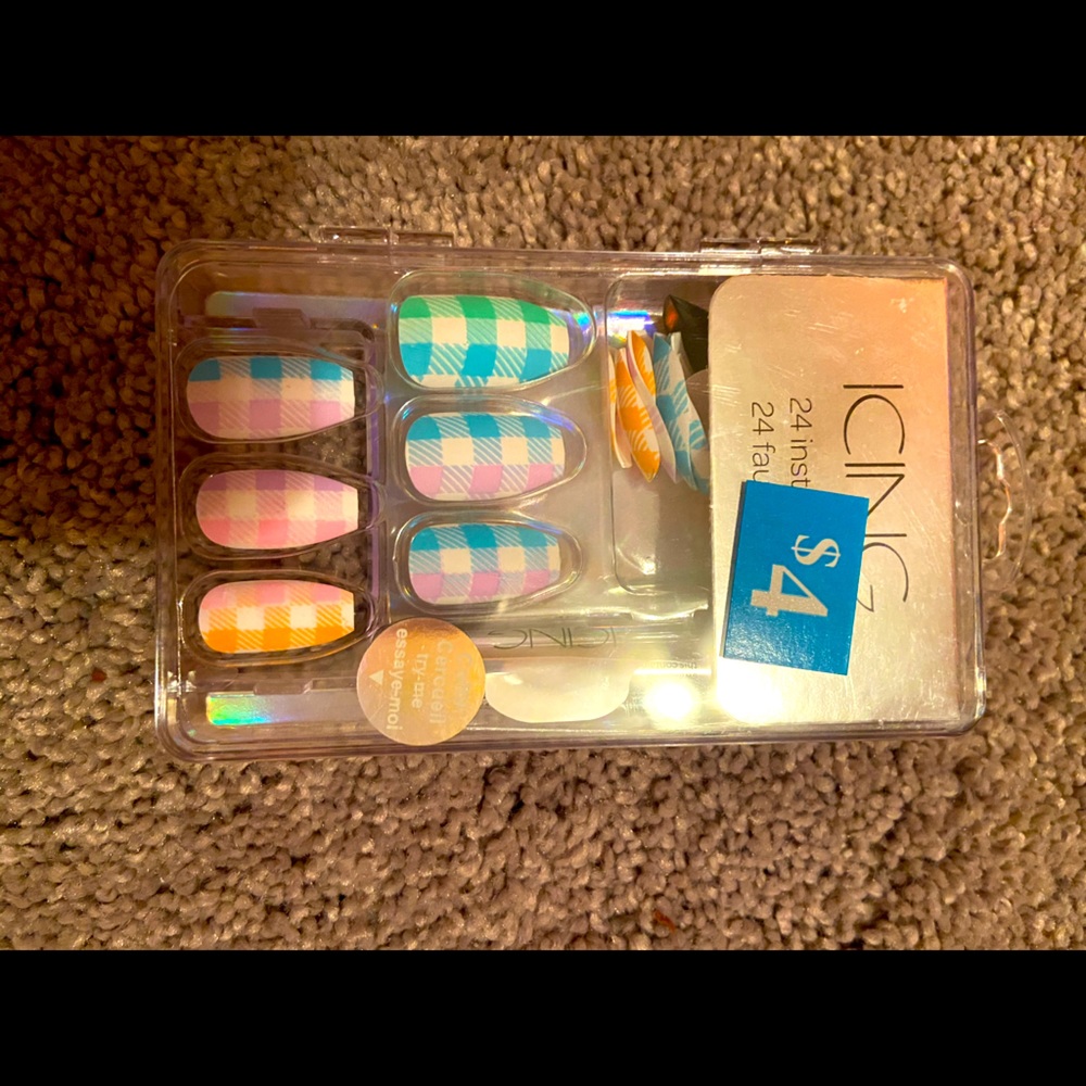 Icing fake nails